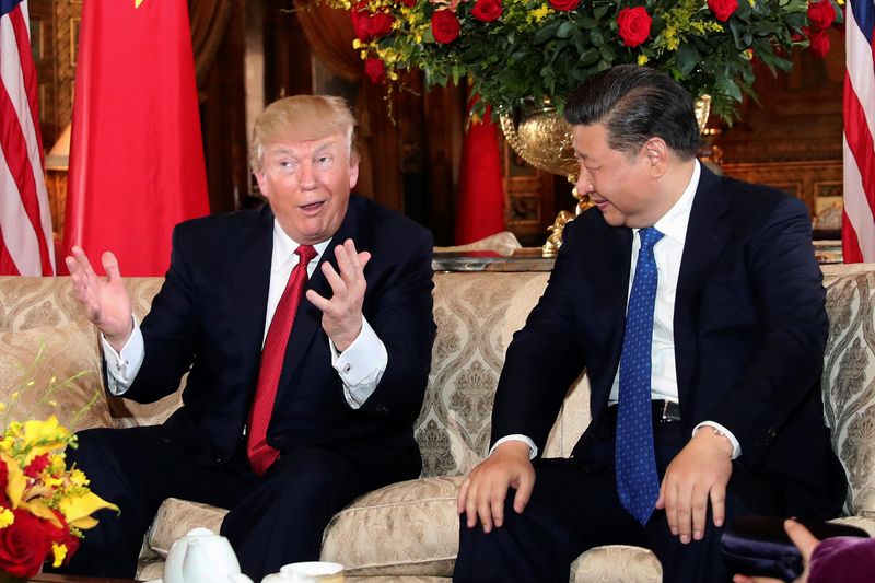 © Reuters. FILE PHOTO: U.S. President Donald Trump interacts with Chinese President Xi Jinping at Mar-a-Lago state in Palm Beach, Florida