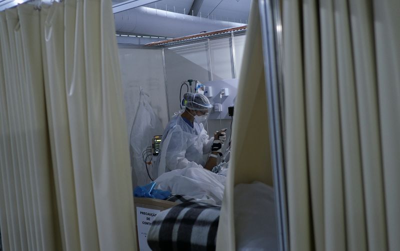 &copy; Reuters. Profissional da saúde trata paciente com Covid-19 no Rio de Janeiro, RJ