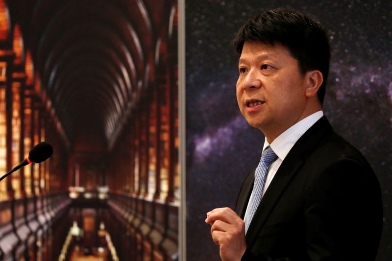 &copy; Reuters. FILE PHOTO: Huawei&apos;s Rotating Chairman Guo Ping speaks during a news conference in Shenzhen