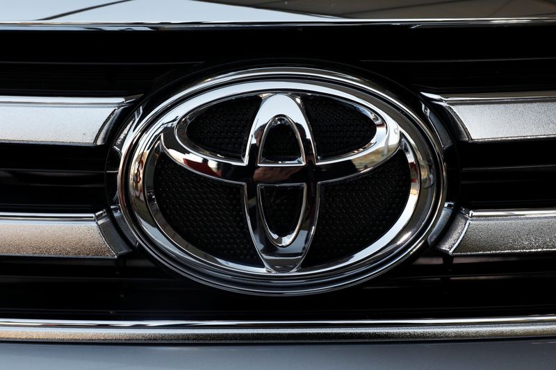 &copy; Reuters. A Toyota Motor Corp. logo is seen on a car at the International Auto Show in Mexico City