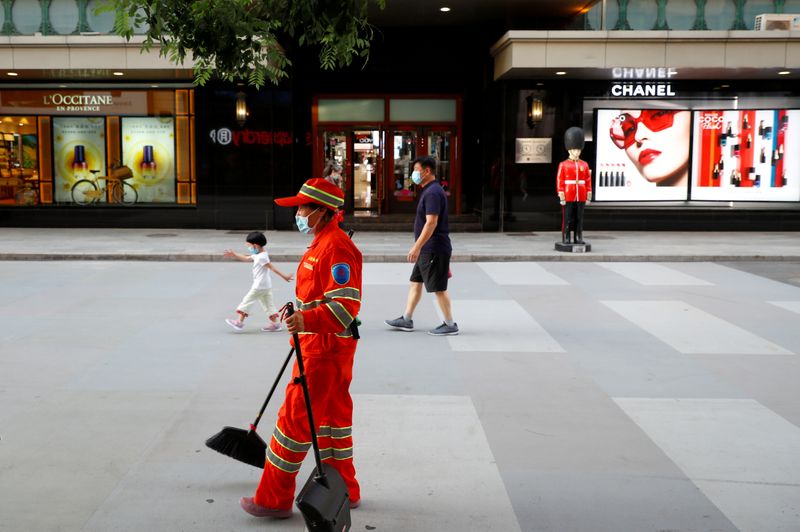 &copy; Reuters. FILE PHOTO: People walk past a department store of the Wangfuijing Group in Beijing
