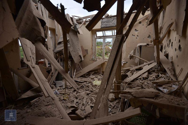 © Reuters. Interior de una casa destruida en la ciudad de Martuni