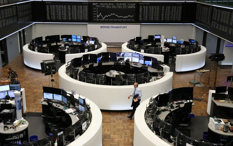 &copy; Reuters. FOTO DE ARCHIVO: Interior de la bolsa de valores de Fráncfort