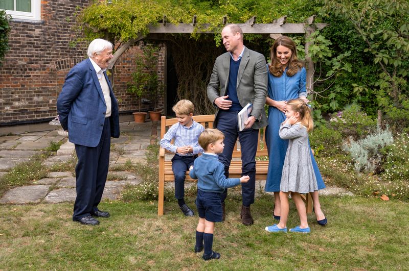 © Reuters. A handout photo released by Britain's Prince William and Cathrine, Duchess of Cambridge, Prince George, Princess Charlotte and Prince Louis with David Attenborough, in London