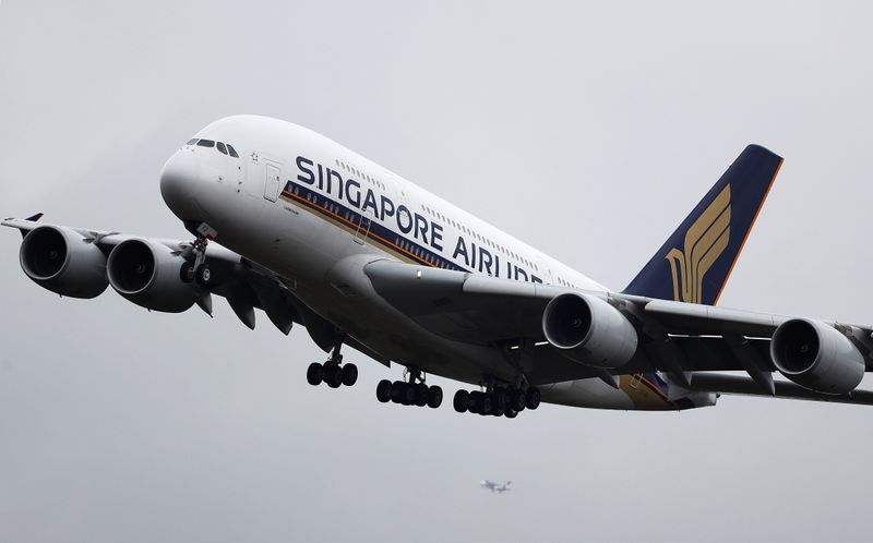 &copy; Reuters. FILE PHOTO:  An Airbus A380 of Singapore airlines approaches the airport in Frankfurt