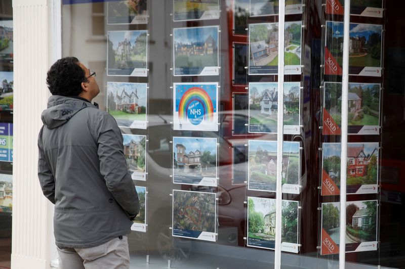 &copy; Reuters. 英住宅ローン承認件数、8月は13年ぶり高水準　消費者向け融資は低迷