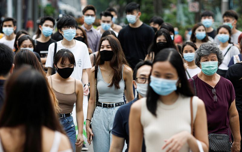 &copy; Reuters. FOTO DE ARCHIVO: Varias personas con mascarillas cruzan una calle en Singapur