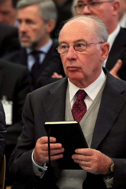 © Reuters. Former IMF chief Rodrigo Rato sits with former Bankia officials at the start of a trial in Spain's High Court over Bankia's ill-fated 2011 public listing in San Fernando de Henares