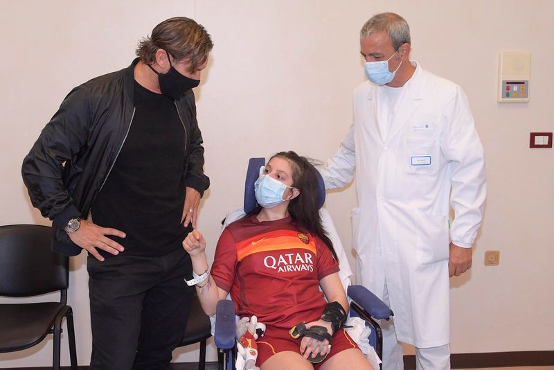 &copy; Reuters. AS Roma legend Totti meets girl who woke up from a coma with the help of his voice