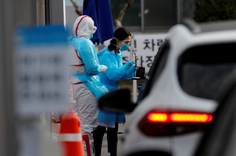 &copy; Reuters. Profissional de saúde se prepara para colher amostra para teste de detecção de Covid-19 em Daegu, na Coreia do Sul