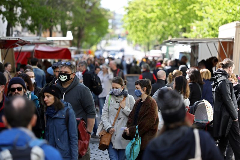 © Reuters. FOTO DE ARCHIVO: Personas en un mercado de alimentos en Berlín