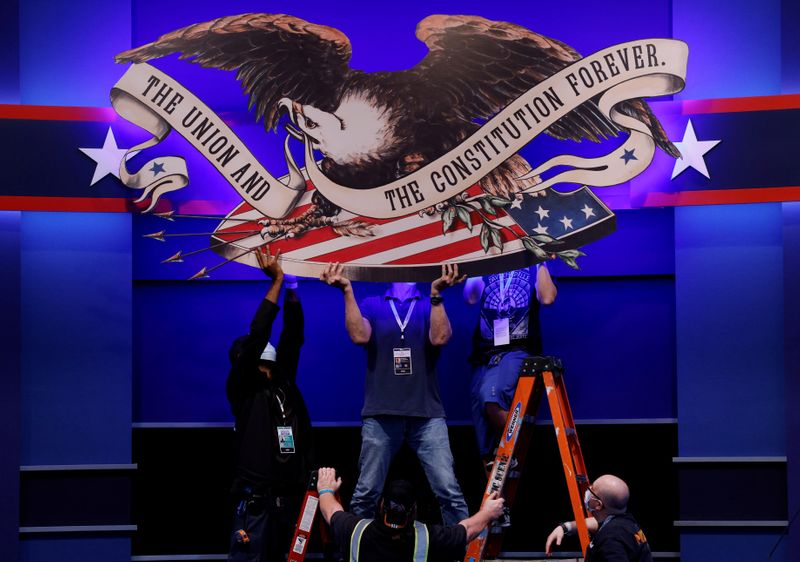 © Reuters. Equipes preparam palco para primeiro debate eleitoral entre Donald Trump e Joe Biden, em Cleveland