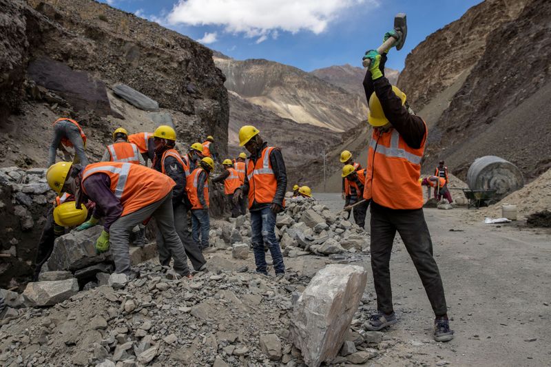 &copy; Reuters. Obreros de la Organización de Carreteras Fronterizas (BRO por sus siglas en inglés) trabajan en la construcción de la autopista Nimmu-Padam-Darcha (NPD) en Ladakh, India