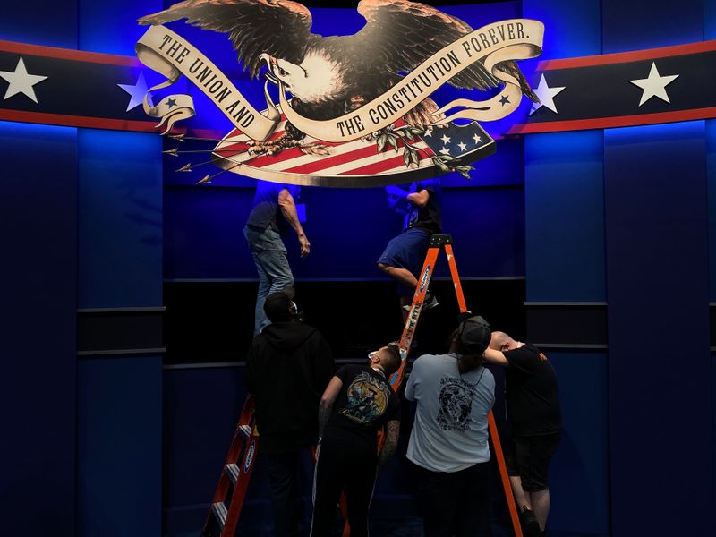 © Reuters. Workers prepare for the first presidential debate between U.S. President Trump and Democratic nominee Biden in Cleveland, Ohio