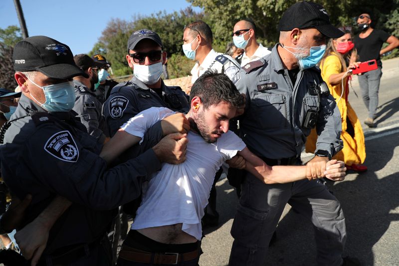 © Reuters. Israelis protest against legislation to limit demonstrations during COVID-19 lockdown