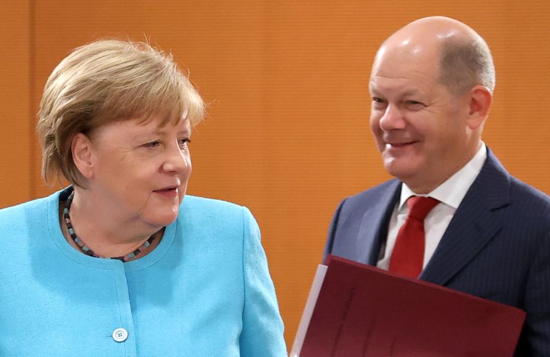 © Reuters. FILE PHOTO: The weekly cabinet meeting at the Chancellery in Berlin