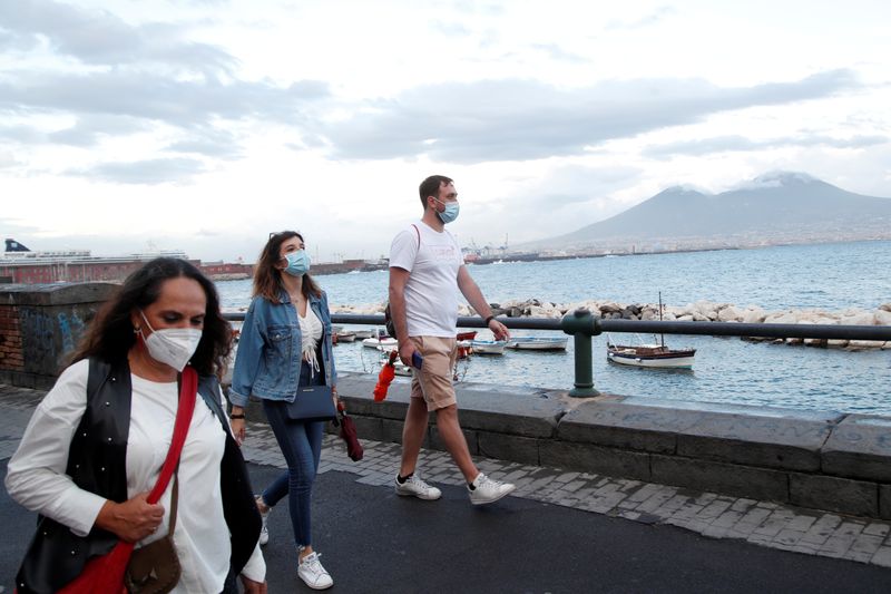 © Reuters. Imagen de archivo de personas usando mascarillas luego de que la sureña región italiana de Campania hizo obligatoria su utilización