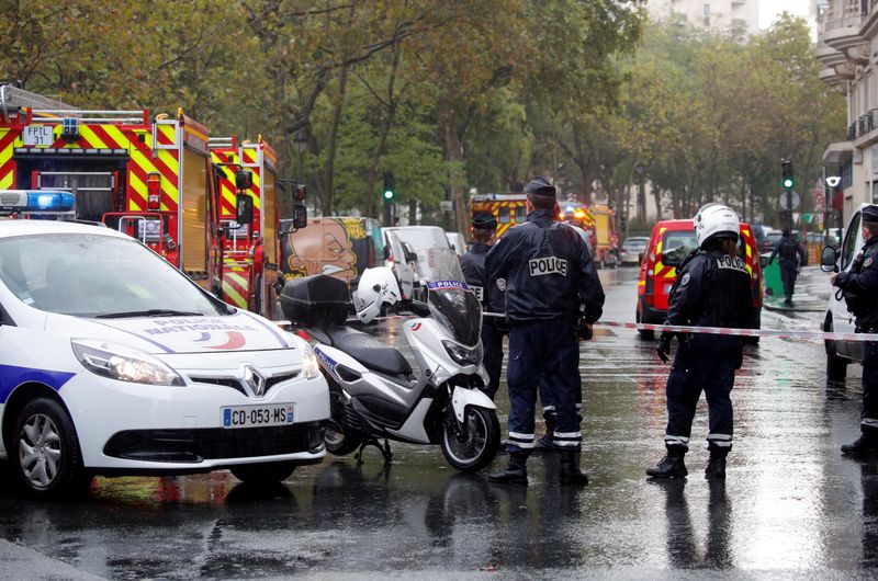 &copy; Reuters. Imagen de archivo. Agentes de la policía en la escena de un ataque cerca de la ex sede de la revista Charlie Hebdo, en París