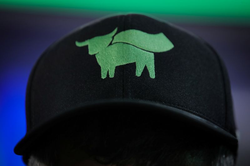 © Reuters. A guest wears a hat during the Beyond Meat IPO at the Nasdaq Market site in New York