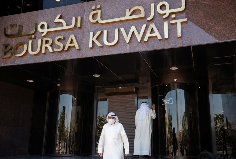 &copy; Reuters. تراجع أسواق الخليج بقيادة الكويت وسط أداء ضعيف للقطاع المالي
