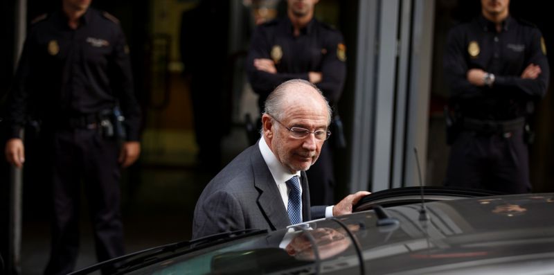© Reuters. Rato leaves the High Court after being questioned by a judge investigating the alleged use of Caja Madrid credit cards for personal expenses in Madrid