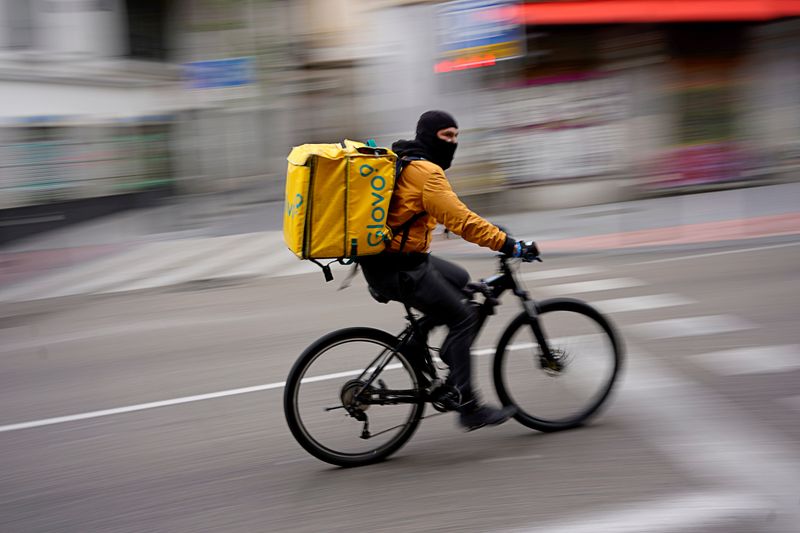 &copy; Reuters. FOTO DE ARCHIVO: Un repartidor de Glovo en Madrid, España, el 4 de abril de 2020