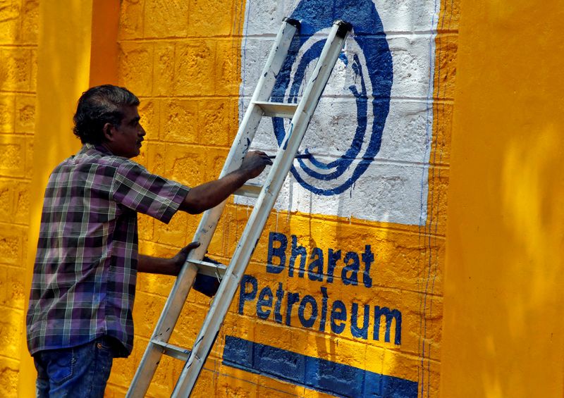 &copy; Reuters. FILE PHOTO: A man paints the logo of oil refiner Bharat Petroleum Corp on a wall on the outskirts of Kochi, India