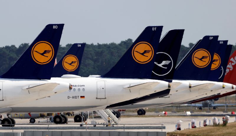 &copy; Reuters. FILE PHOTO: Airplanes of German carrier Lufthansa are parked at the Berlin Schoenefeld airport in Schoenefeld