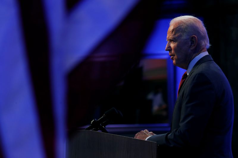 © Reuters. U.S. Democratic presidential candidate and former Vice President Joe Biden delivers speech on Supreme Court in Wilmington