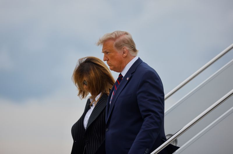 © Reuters. U.S. President Trump arrives for first presidential debate with Biden at Cleveland Hopkins International Airport in Cleveland, Ohio