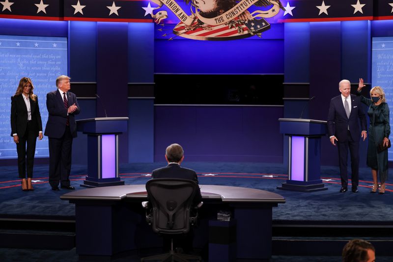 © Reuters. U.S. President Donald Trump and Democratic presidential nominee Joe Biden participate in their first 2020 presidential campaign debate in Cleveland