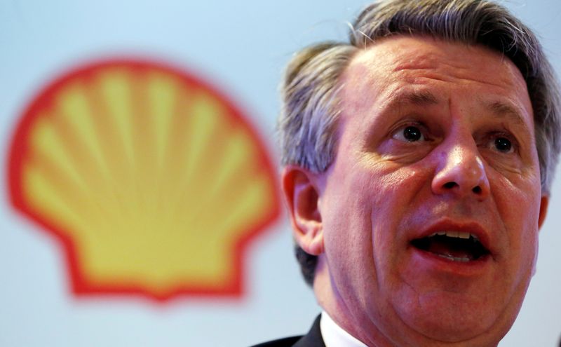 &copy; Reuters. FILE PHOTO: Ben van Beurden, CEO of Royal Dutch Shell, speaks during a news conference in Rio de Janeiro