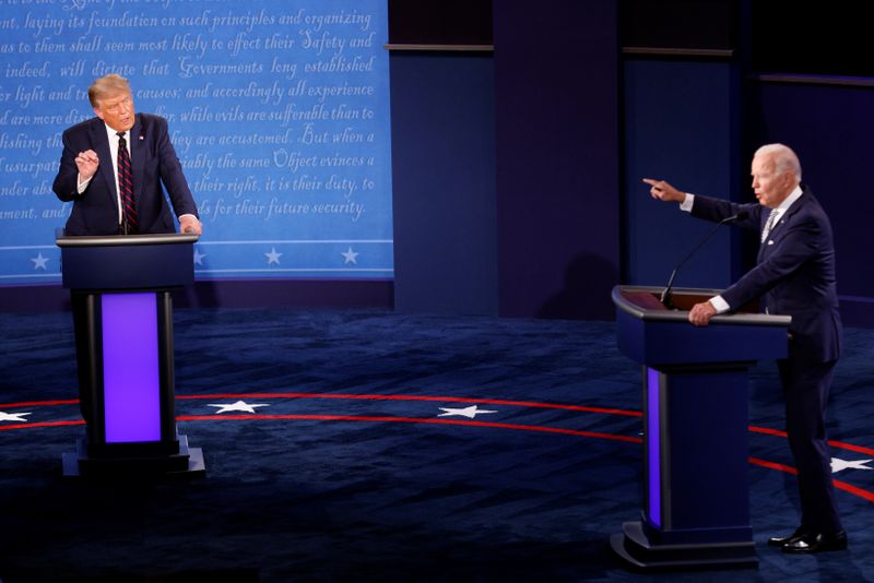 &copy; Reuters. El presidente de EEUU, Donald Trump, y el candidato demócrata, Joe Biden, durante el debate electoral en Cleveland
