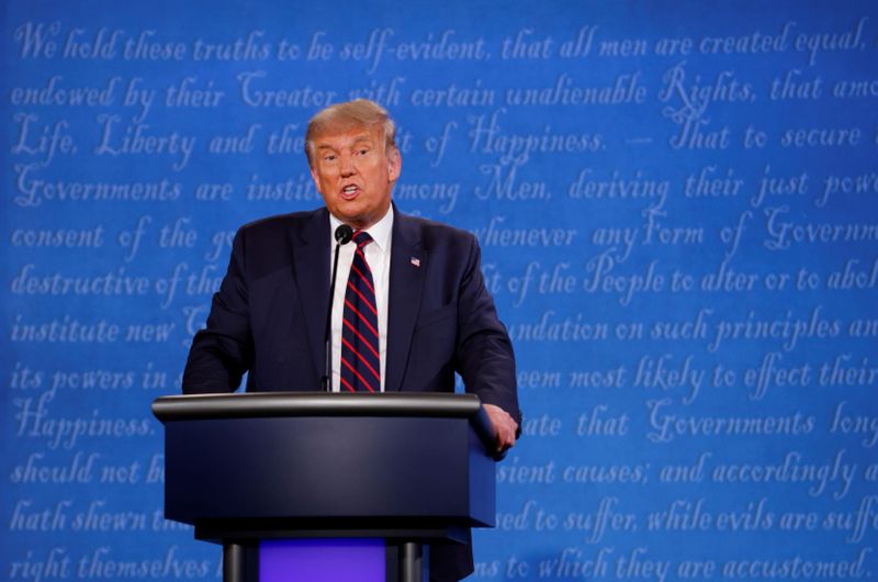 © Reuters. U.S. President Donald Trump and Democratic presidential nominee Joe Biden participate in their first 2020 presidential campaign debate in Cleveland