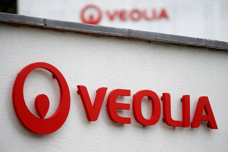 &copy; Reuters. A Veolia logo is seen at the Veolia Household Waste Recycling headquarters in Lezennes