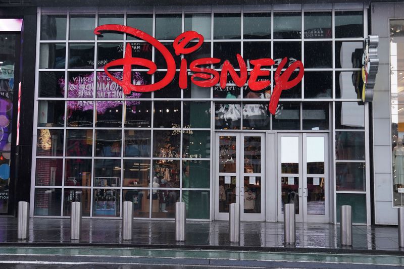 &copy; Reuters. FOTO DE ARCHIVO: Una tienda de Disney en Manhattan cerrada durante el confinamiento por la COVID-19