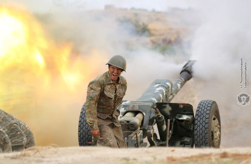 © Reuters. An ethnic Armenian soldier fires an artillery piece during fighting with Azerbaijan's forces in Nagorno-Karabakh