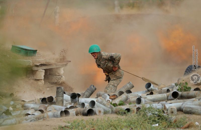&copy; Reuters. An ethnic Armenian soldier fires an artillery piece during fighting with Azerbaijan&apos;s forces in Nagorno-Karabakh