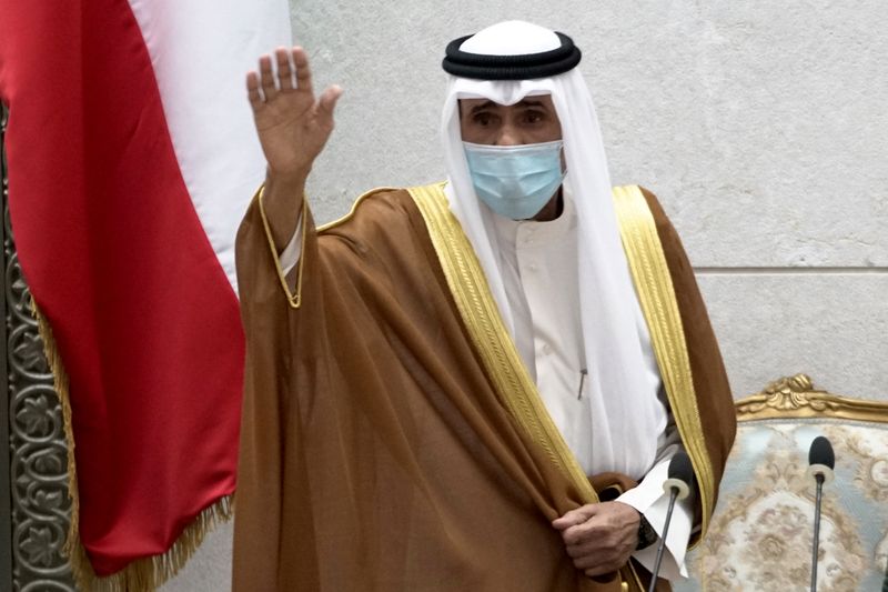 © Reuters. Sheikh Nawaf al Ahmed al Sabah is sworn-in as new Emir of Kuwait