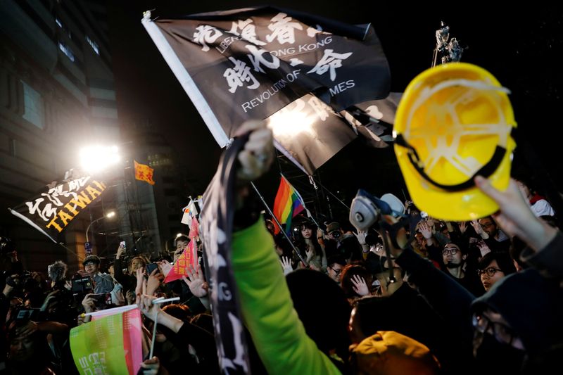 &copy; Reuters. FILE PHOTO: Hong Kong anti-government protesters attend a rally in support of Taiwan President Tsai Ing-wen outside the Democratic Progressive Party (DPP) headquarters in Taipei