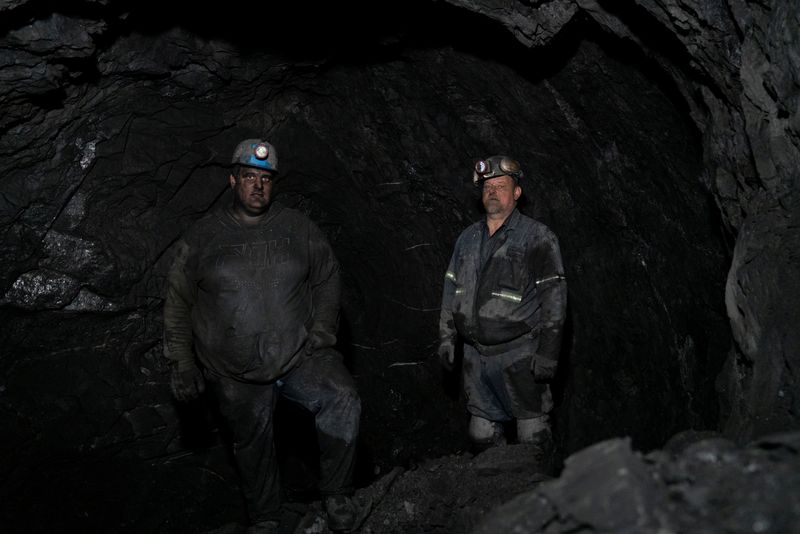 &copy; Reuters. In U.S. coal country, workers forgive Trump for failed revival