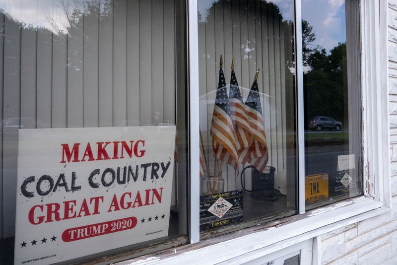 © Reuters. In U.S. coal country, workers forgive Trump for failed revival