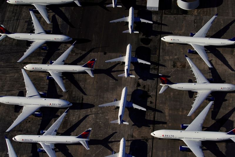 &copy; Reuters. FOTO DE ARCHIVO: Aviones de pasajeros de Delta Air Lines en el Aerupuerto Internacional Birmingham-Shuttlesworth