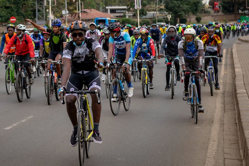 © Reuters. Members of the Nairobi chapter of Critical Mass cycle as they commemorate a friend who was killed while cycling in Nairobi