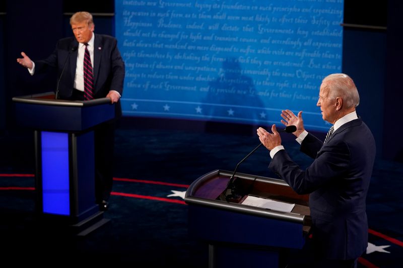 &copy; Reuters. Donald Trump e Joe Biden durante debate em Cleveland