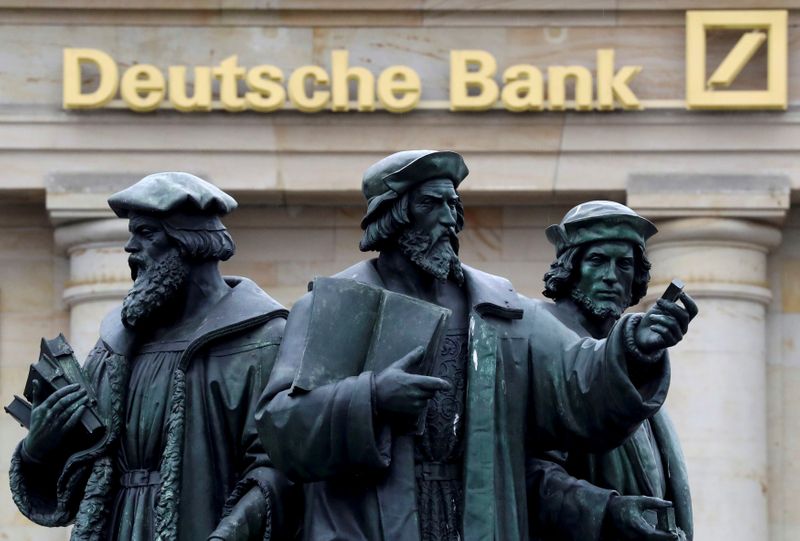&copy; Reuters. FILE PHOTO: A statue is pictured next to the logo of Germany&apos;s Deutsche Bank in Frankfurt