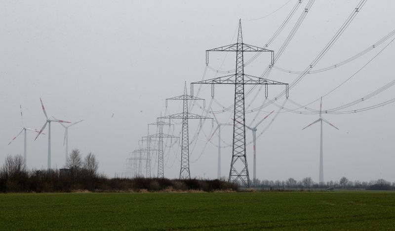 &copy; Reuters. FILE PHOTO: Power lines and wind turbines are pictured during a cloudy day in Wolfen