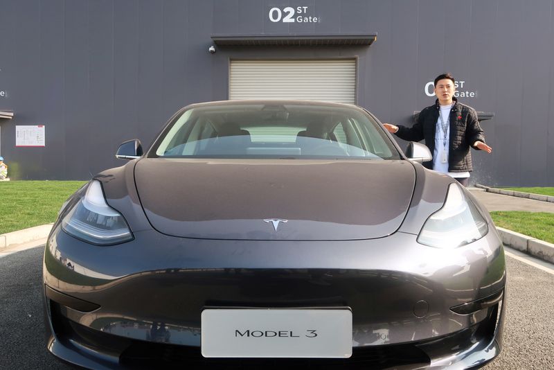 &copy; Reuters. Staff member explains the China-made Tesla Model 3 vehicle at the Shanghai Gigafactory of the U.S. electric car maker in Shanghai