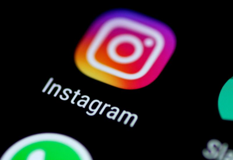 &copy; Reuters. The Instagram application is seen on a phone screen