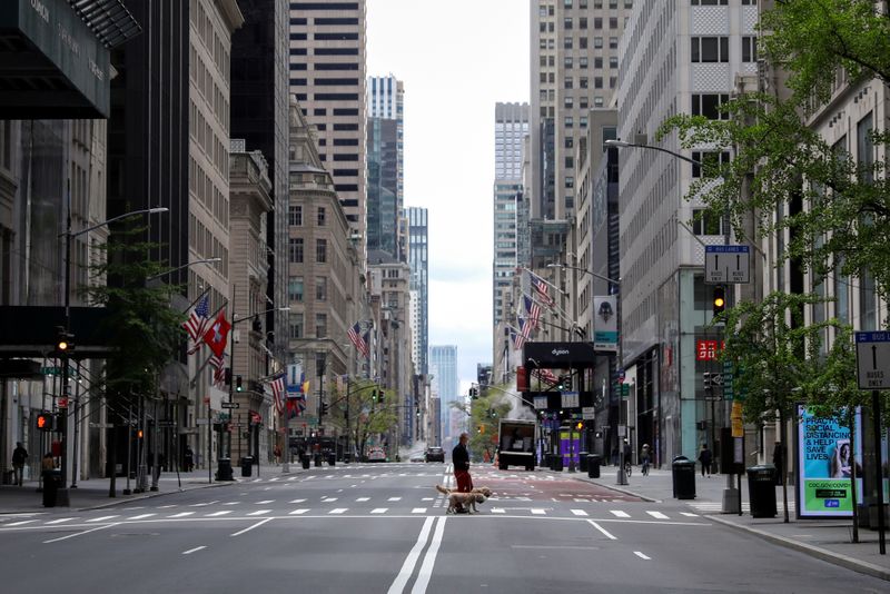 &copy; Reuters. Closed luxury retail stores on 5th Avenue in Manhattan during the outbreak of the coronavirus disease (COVID-19) in New York